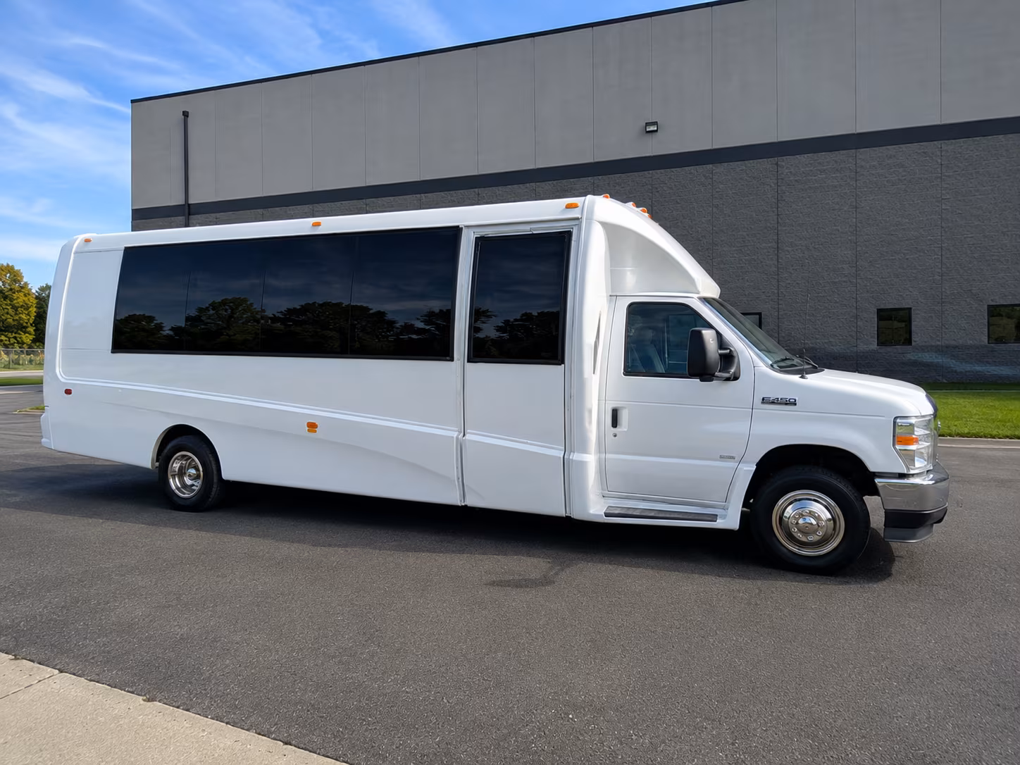 corporate airport transfer buses serving tweed new haven and bradley international