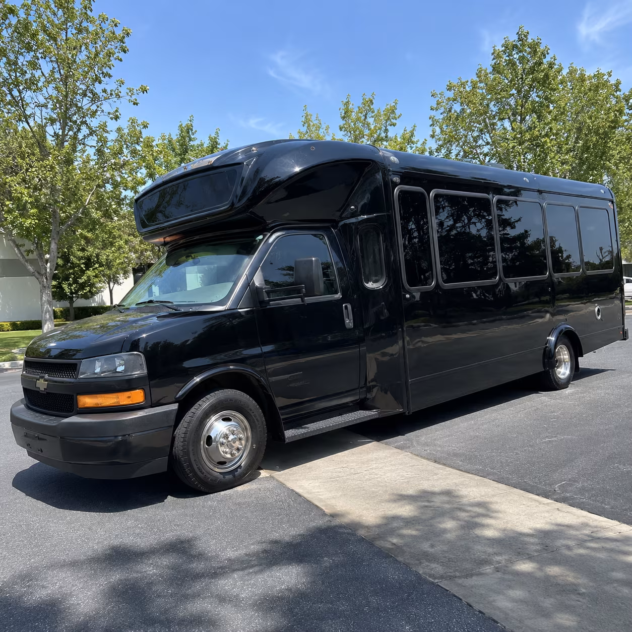 hamden 15 passenger party bus