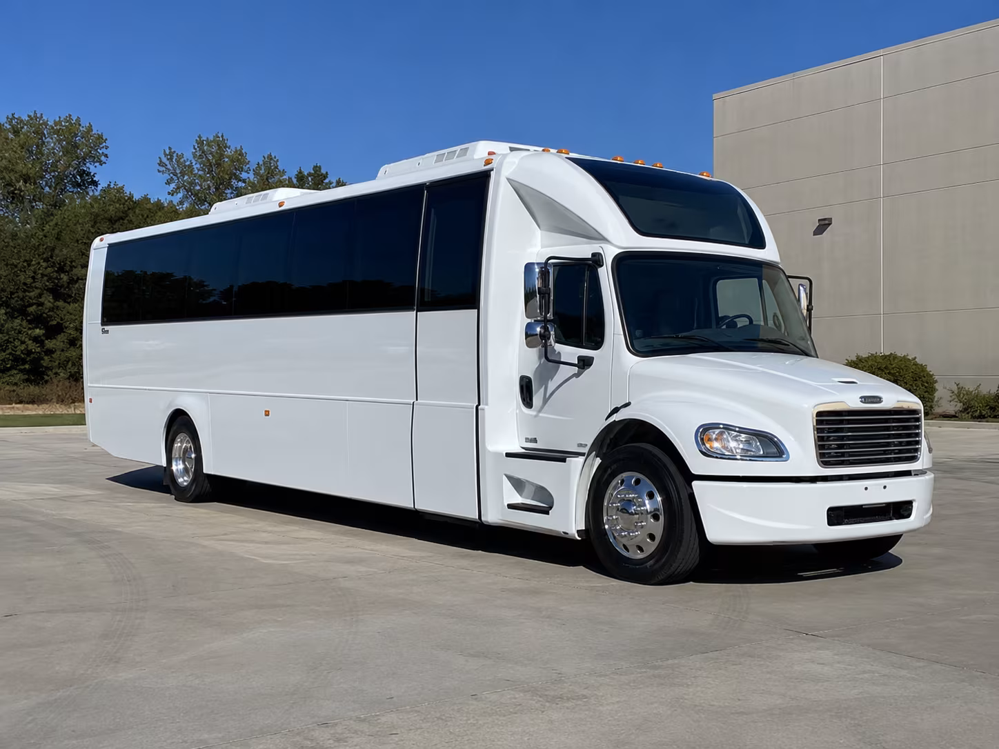 hamden 28 passenger party bus